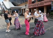Turismo. El evento atrajo además a turistas extranjeros, quienes se engancharon con la música y el baile de las alumnas de la Escuela de Ballet de la CCNG.
