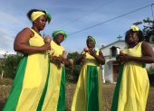 Actividad. Cuatro integrantes del grupo Afroraíces, entre ellas, Yadira Mercado (fundadora), cantan arrullo al pie de la iglesia de la Casa del Pobre.