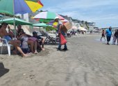 De a poco llegan turistas a balnearios de Santa Elena.