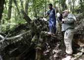 AME4188. RÍO CONGO ARRIBA (PANAMÁ), 25/04/2023.- Observadores de aves caminan por la zona donde se encuentran los restos de dos helicópteros accidentados en el cerro Chucanti, el 29 de marzo de 2023, en Río Congo Arriba, Darién (Panamá). Estados Unidos "está investigando" el hallazgo en un área selvática de Panamá de dos helicópteros, con inscripciones militares aparentemente estadounidenses, que intrigan a lugareños y visitantes desde hace años. EFE/ Bienvenido Velasco