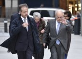 Investigación. Jordi Pujol y Soley (der) sale de una audiencia junto a su defensor. El hombre confesó que había evadido dinero, pero fue tarde.