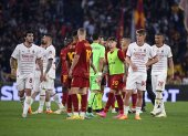Jugadores de la Roma y el MIlán no ocultan su desazón por el mal partido planteado por ambos.