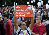 AME4781. SAO PAULO (BRASIL), 27/04/2023.- Un hombre sostiene un cartel durante una manifestación del sindicato de profesores, el 26 de abril de 2023 en Sao Paulo (Brasil). En Latinoamérica, el sindicalismo ha dejado las calles para tomar los despachos y se ha debilitado en las últimas décadas, entre otras causas, por la informalidad laboral, las “restrictivas condiciones legales en que actúan y la hostilidad de la mayoría del empresariado”, según dijeron expertos a EFE. EFE/Isaac Fontana