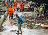 El desborde de ríos en Piura, debido a las intensas lluvias, ha dejado más de 300 familias evacuadas. Rescue workers clean up mud brought by the flooding caused by recent rains, in the province of Paita in Piura, northern Peru, on March 24, 2017. The El Nino climate phenomenon is causing muddy rivers to overflow along the entire Peruvian coast, isolating communities and neighbourhoods. / AFP / Ernesto BENAVIDES PERU-FLOODS