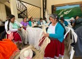 Exhibición. Mujeres de la zona rural aprenden a tejer la toquilla.