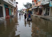 Situación. En el cantón Santa Lucía, la población debe hacer sus actividades cotidianas en medio de las calles inundadas.