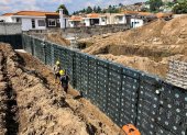 Obra. Dos trabajadores en sus labores de construcción.