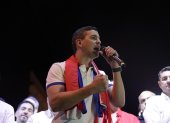El presidente electo del Partido Colorado, Santiago Peña, celebra tras su victoria en su sede campaña en Asunción (Paraguay).