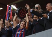La capitana del Barcelona, Alexia Putellas, levantó la copa de campeonas de Liga F tras ganar 3-0 al Sporting de Huelva.