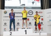 El italiano Francesco Fortunato (c), el brasileño Caio Bonfim (i) y el ecuatoriano David Hurtado celebran en el podio su primer, segundo y tercer puesto, respectivamente, tras el Gran Premio Internacional de Marcha celebrado en Madrid.