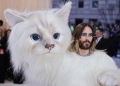 El actor estadounidense Jared Leto, ataviado con un disfraz de gato, fue registrado a su llegada a la Met Gala.