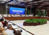Fotografía general de las delegaciones del Gobierno de Colombia y de la guerrilla del Ejército de Liberación Nacional (ELN)que iniciaron formalmente el tercer ciclo de los diálogos de Paz, hoy en La Habana (Cuba). La ronda en Cuba, con algo menos de un mes de encuentros planificados, se va a centrar en la búsqueda de un cese al fuego bilateral, en los alivios humanitarios y en la participación de la sociedad civil en el proceso de paz. EFE/ Ernesto Mastrascusa