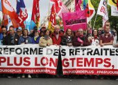 Los principales líderes sindicales franceses llevan una pancarta que dice "Reforma de las pensiones, trabajar más tiempo es un no" durante la marcha anual del Primero de Mayo en París, Francia.