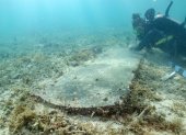 Fotografía cedida por el Servicio de Parques Nacionales (NPS) de Estados Unidos donde aparece el estudiante graduado de la Universidad de Miami (UM), Devon Fogarty, mientras examina la lápida de John Greer, encontrada bajo el agua por arqueólogos durante un estudio en el Parque Nacional Dry Tortugas en Florida (EE.UU.). El NPS anunció este lunes el hallazgo bajo las aguas del Golfo de México, en las turísticas islas de Dry Tortugas, en el extremo sur de Florida, de un hospital de cuarentena para enfermos de fiebre amarilla, principalmente militares, así como un cementerio sumergido, ambos levantados en el siglo XIX. EFE/C. Sproul/NPS /SOLO USO EDITORIAL/NO VENTAS/SOLO DISPONIBLE PARA ILUSTRAR LA NOTICIA QUE ACOMPAÑA/CRÉDITO OBLIGATORIO