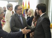 El presidente de Colombia, Gustavo Petro (c), ha llegado este martes a Madrid en su primera visita de Estado a España, con el objetivo de robustecer las relaciones bilaterales en lo económico y comercial, pero también tratar el proceso impulsado en el país latinoamericano para conseguir lo que el mandatario colombiano denomina la paz total. En la imagen, Petro saluda a su llegada al Aeropuerto Internacional Adolfo Suárez acompañado de su mujer, Verónica Alcocer (2i). EFE/ Presidencia Colombia - SOLO USO EDITORIAL/SOLO DISPONIBLE PARA ILUSTRAR LA NOTICIA QUE ACOMPAÑA (CRÉDITO OBLIGATORIO) -