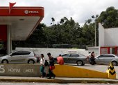 Los peatones caminan junto a una estación de servicio de la petrolera estatal venezolana PDVSA en Caracas, Venezuela el 16 de noviembre de 2017. REUTERS / Marco Bello.





Pedestrians walk next to a gas station of Venezuelan state-owned oil company PDVSA in Caracas, Venezuela November 16, 2017. REUTERS/Marco Bello.