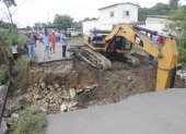 Reacción. Luego de que los residentes de la comuna Casas Viejas cerraran un tramo de vía a la costa, un equipo de la Prefectura del Guayas llegó al sitio para empezar a construir un paso lateral temporal junto al río, que permita la circulación vehicular.