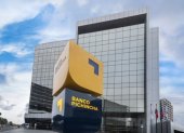 Entidad.- El logo y el edificio del Banco Pichincha.