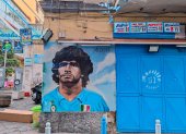 Vista de un mural dedicado al exfutbolista argentino del Nápoles Diego Armando Maradona. Para muchos en la ciudad sureña, el eterno 10 argentino, que jugó entre los años 1984-1991, es napolitano.