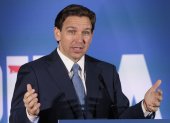 Fotografía de archivo fechada el 1 de abril de 2023 donde aparece el gobernador de Florida Ron DeSantis mientras habla durante un evento organizado por el grupo "And To The Republic" en el Museo de la Aviación en Garden City, Nueva York (Estados Unidos). El Congreso floridano ha servido en bandeja al gobernador Ron DeSantis un paquete de leyes que hacen de Florida un estado ultraconservador y pueden convencer de que es el candidato ideal a quienes anhelan unos Estados Unidos del mismo tenor. EFE/Justin Lane ARCHIVO