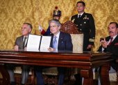 Guillermo Lasso junto a Paco Moncayo (i) y Wagner Bravo (d) en la firma del decreto.