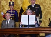 Lasso junto a Paco Moncayo en la firma del decreto el 3 de mayo de 2023.