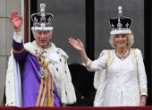 Londres. Carlos III y Camila saludaron a los asistentes que llegaron, luego de ser coronados como reyes.