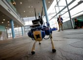 El perro-robot "Tefi", dotado con inteligencia artificial, es una propuesta de apoyo seguro para invidentes o personas dependientes que ha generado expectación este jueves en Ecosystems2030.
