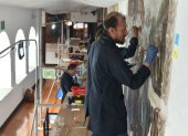 Labores. Los artistas y asistentes realizan un trabajo minucioso para recuperar los bienes patrimoniales. La concentración es clave a la hora de restaurar las piezas que se han desgastado.