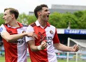 Rotterdam (Netherlands), 07/05/2023.- Marcus Pedersen (L) and Santiago Gimenez of Feyenoord (R) celebrates the team"s 0-1 goal during the Dutch Eredivisie match between Excelsior Rotterdam and Feyenoord Rotterdam in Rotterdam, Netherlands, 07 May 2023. (Países Bajos; Holanda) EFE/EPA/Olaf Kraak