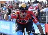 San Salvo (Italy), 07/05/2023.- Italian rider Jonathan Milan of team Bahrain Victorious crosses the finish line and wins the second stage of the 2023 Giro d"Italia cycling race over 202 km from Teramo to San Salvo, Italy, 07 May 2023. (Ciclismo, Bahrein, Italia) EFE/EPA/LUCA ZENNARO