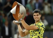 MADRID, 07/05/2023.- El tenista español Carlos Alcaraz posa con el trofeo tras su victoria ante el alemán Jan-Lennard Struff en la final del Mutua Madrid Open disputado este domingo en la Caja Mágica, en Madrid. EFE/Chema Moya