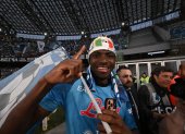 Naples (Italy), 07/05/2023.- Napoli"s Tanguy Ndombele celebrates with fans in celebration of their side"s third-ever league title victory, the Scudetto, after winning the Serie A soccer match between SSC Napoli and ACF Fiorentina in Naples, Italy, 07 May 2023. (Italia, Nápoles) EFE/EPA/CIRO FUSCO