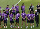 SEVILLA, 05/05/2023.- El entrenador del Real Madrid, Carlo Ancelotti (2-d), da instrucciones a sus jugadores durante el entrenamiento previo a la final de la Copa del Rey, que les enfrentará mañana a Osasuna, celebrado este jueves en el estadio Ramón Sánchez-Pizjuán, en Sevilla. EFE/Julio Muñoz