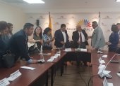 El asambleísta Marcos Molina /centro) recibió sugerencias y observaciones de directivos de carreras y gremios de psicología, de cara a la elaboración del reglamento.