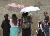 Unas mujeres se cubren con sombrillas del fuerte calor hoy en Oaxaca (México). La Comisión Nacional del Agua informó que esta semana prevalece la segunda ola de calor en México, generando temperaturas superiores a los 40 grados centígrados, principalmente en estados al sur de México, como Chiapas, Guerrero y Oaxaca. EFE/ Jesús Méndez