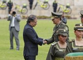 El presidente de Colombia, Gustavo Petro (i), saluda al Mayor General William René Salamanca durante su posesión como nuevo director de la Policía Nacional, hoy, en un acto celebrado en la Escuela de Cadetes de Policía Francisco de Paula Santander, en Bogotá (Colombia). EFE/Mauricio Dueñas Castañeda