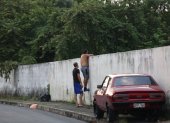 Los muros que dividen el barrio del parque Samanes tienen menos de dos metros de altura y eso propicia que más de uno los salte para cometer fechorías.