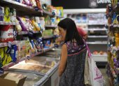 Mercado.- Una mujer hace compras en un almacén, en Buenos Aires (Argentina).