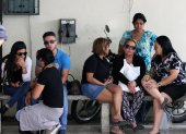 Familiares y amigos de Denisse Ruiz acudieron a la morgue de la Comisión de Tránsito del Ecuador (CTE).