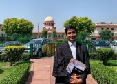 Utkarsh Saxena, peticionario y uno de los abogados en el caso que busca el reconocimiento legal del matrimonio homosexual en la India, posa durante una entrevista con EFE en Nueva Delhi (India). El Tribunal Supremo de la India escucha los argumentos finales de las audiencias sobre la legalización de los matrimonios homosexuales en el país, que han enfrentado durante tres semanas las posturas de parejas del mismo sexo con el Gobierno indio, que se opone con rotundidad a este tipo de enlaces. EFE/ Hugo Barcia