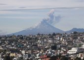 Panorámica del volcán Cotopaxi. Del coloso se desprende una columna de gases.