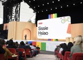 Fotografía cedida por Google donde aparece su vicepresidenta y directora general de Google Assistant y Bard, Sissie Hsiao, mientras interviene durante el evento anual de desarrolladores, Google I/O 2023.