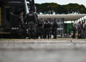Oficiales de la Fuerza Nacional y de la Policía Militar llegan a la Plaza de los Tres Poderes para reforzar la seguridad tras las protestas del pasado domingo, hoy, en Brasilia (Brasil). EFE/ Andre Borges