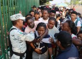 Migrantes hacen fila para conseguir documentación para transitar por el país, hoy en la ciudad de Tapachula en Chiapas (México). La urgencia de los migrantes por salir de la frontera sur de México y cruzar el país se eleva el último día de vigencia del Título 42 en Estados Unidos, un hecho que perciben como su oportunidad para llegar hasta ese país. EFE/Juan Manuel Blanco