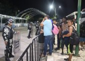 Migrantes protestan en la madrugada tras la suspensión de permisos para transitar por el país, hoy, en el Centro de Atención Provisional del Instituto Nacional de Migración (INM), en Tapachula (México). Migrantes varados en la frontera sur de México protestaron este viernes tras la suspensión de permisos para transitar por el país, lo que coincide con el fin del Título 42 de Estados Unidos. Los extranjeros se manifestaron en el Centro de Atención Provisional del Instituto Nacional de Migración (INM) en Tapachula, en la frontera con Guatemala, donde los funcionarios les informaron de la suspensión temporal de la entrega de documentos. EFE/ Juan Manuel Blanco