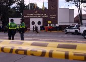 Fotografía de archivo de miembros de la Policía en la entrada de la Escuela General Santander luego de que un carro bomba causara una explosión en Bogotá (Colombia).