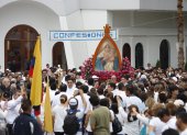 Llegaron de varios puntos de la urbe y caminaron junto a la imagen de la Virgen