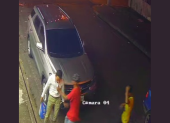 En un video se aprecia cuando tres sujetos lo abordan y lo meten en su propio auto.