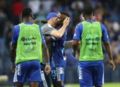 Todo el festejo de Miller Bolaños con su entrenador Miguel Rondelli, en el gol de Emelec